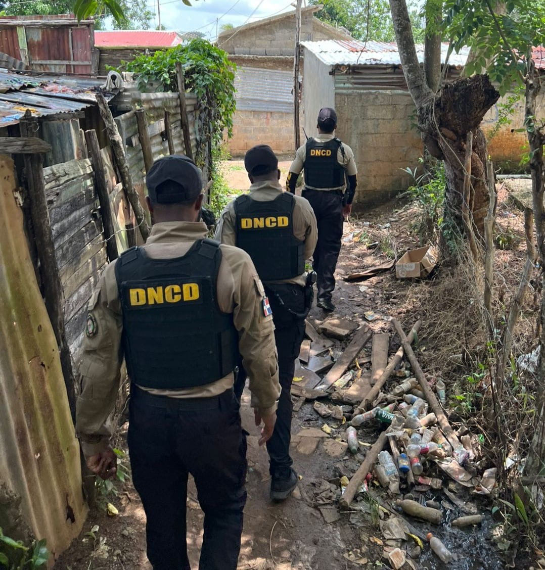 Arrestan a dos hombres y ocupan siete paquete presumiblemente de cocaína