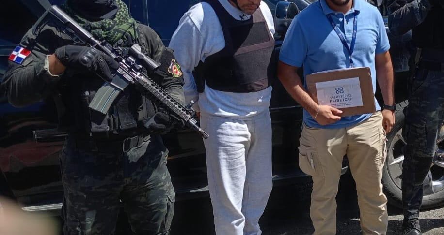 PGR y DNCD reciben a exoficial implicado en red de narcotráfico tras deportación desde EE.UU.