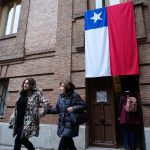 Los chilenos acuden a las urnas en España entre deseos de continuidad y ganas de cambio