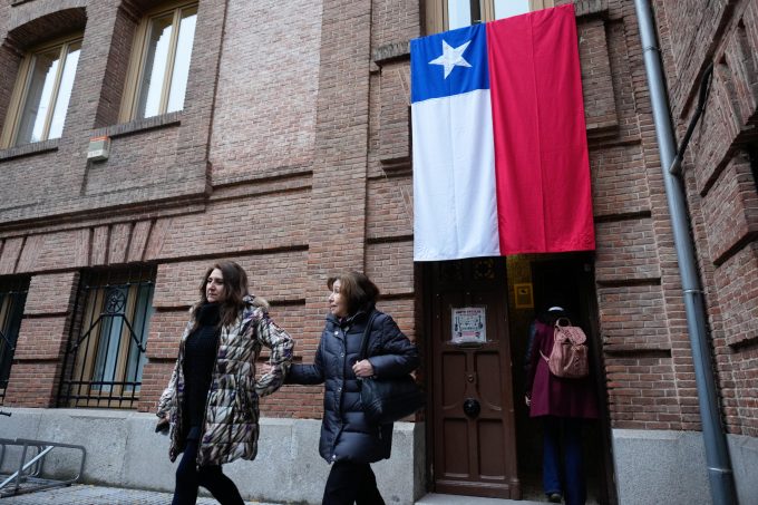 Los chilenos acuden a las urnas en España entre deseos de continuidad y ganas de cambio