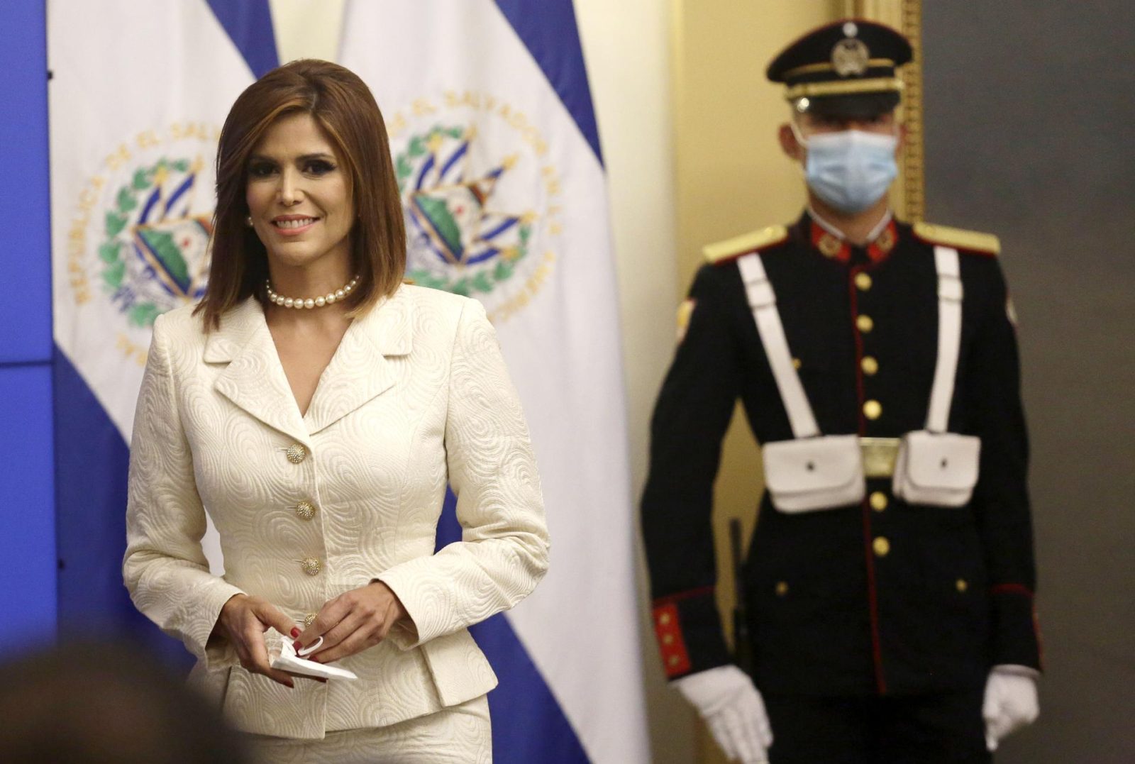 Dos bancos bitcóin abrirán operaciones en El Salvador, según embajadora en Estados Unidos