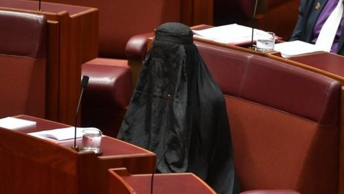 Suspenden siete días a una senadora australiana por irrumpir en el Parlamento con un burka