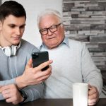 Cómo ayudar a los adultos mayores para que estén alerta ante estafas online