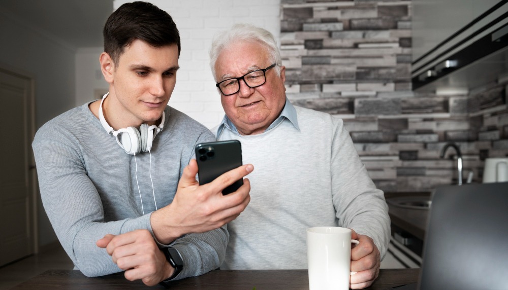 Cómo ayudar a los adultos mayores para que estén alerta ante estafas online