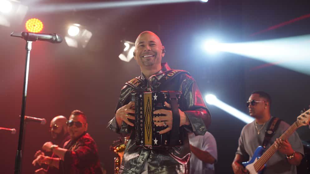 El Prodigio hizo vibrar La Casa de Alofoke con magistral presentación de merengue típico
