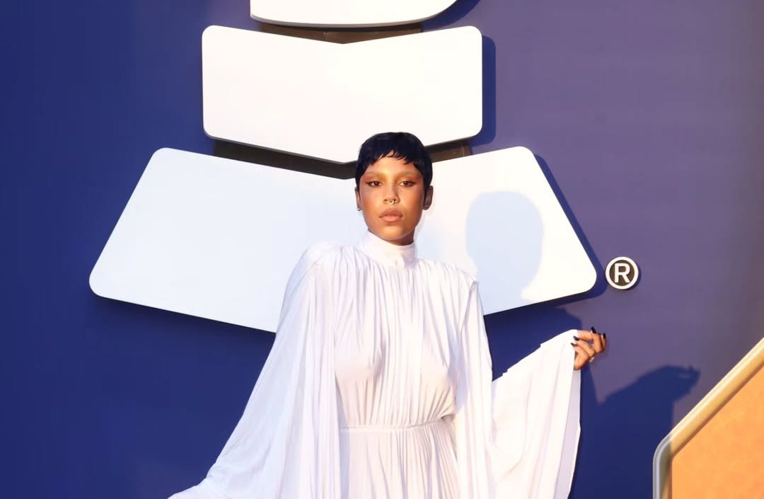 Tokischa llega a los Latin Grammy con diseño exclusivo de VETEMENTS arrojando pistas de lo que será su próxima era musical