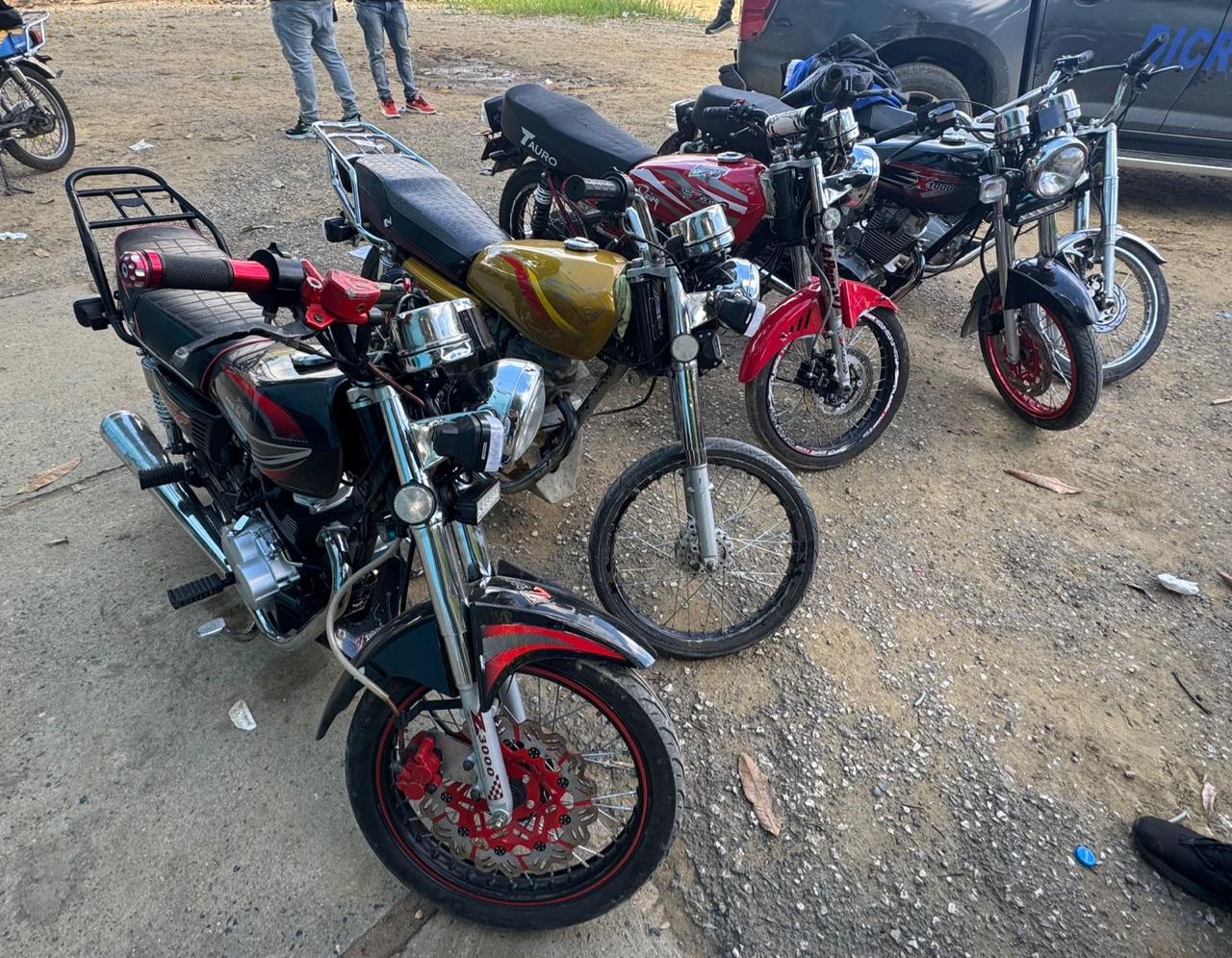 PN y Ministerio Público apresan joven y ocupan pistola ilegal y varias motocicletas en allanamientos en Santiago