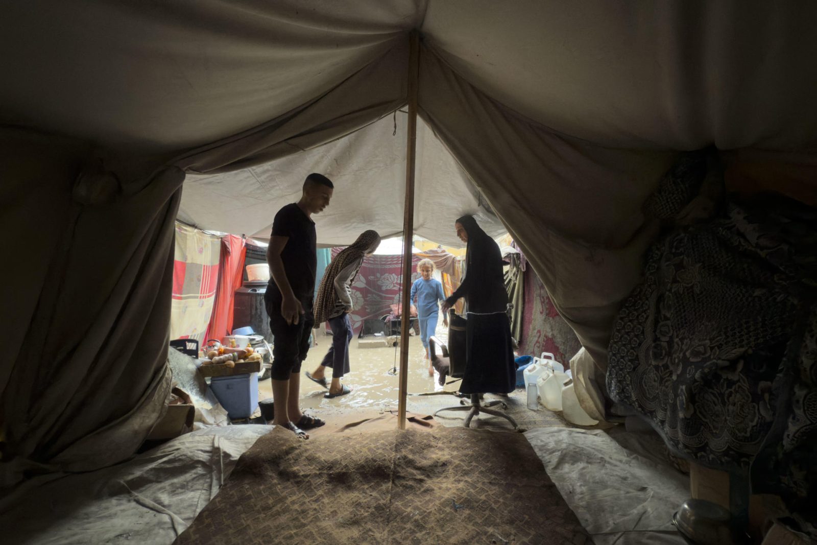 Dos muertos por las lluvias en Gaza, que inundan decenas de tiendas de desplazados