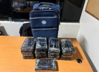 DNCD atrapa alemán con maleta llena de paquetes presumiblemente cocaína
