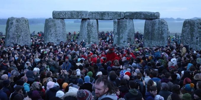 Unas 8.500 personas celebran el solsticio de invierno en el monumento de Stonehenge