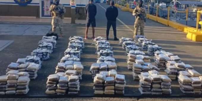 Incautan 916 paquetes de droga en una lacha interceptada en el Pacífico de Panamá