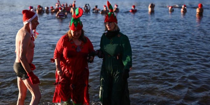 Docenas de personas en Berlín siguen tradición navideña y se bañan en el lago Orankesee