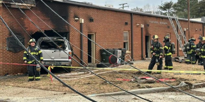 Camioneta se estrella contra edificio comercial y provoca incendio en Suffolk, Virginia