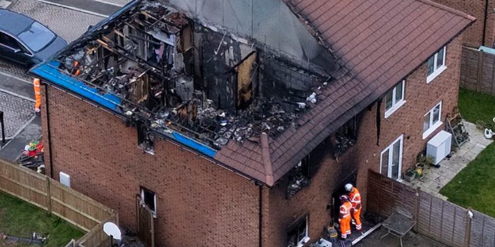 Una mujer y sus 2 hijos murieron en Inglaterra al quemarse su casa el día después de Navidad