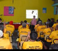 Gobernadora de Peravia comparte almuerzo navideño con privados de libertad en la cárcel de Baní Hombres