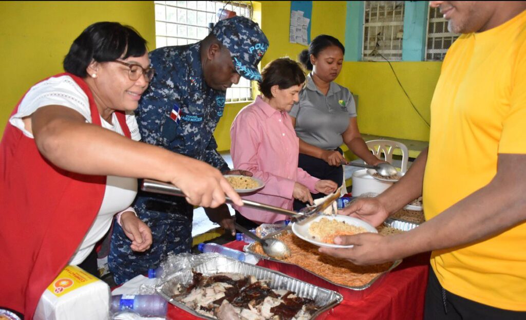 Gobernadora de Peravia comparte almuerzo navideño con privados de libertad en la cárcel de Baní Hombres - Noticias de hoy en República Dominicana | De Último Minuto
