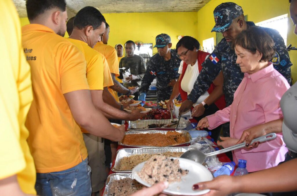 Gobernadora de Peravia comparte almuerzo navideño con privados de libertad en la cárcel de Baní Hombres - Noticias de hoy en República Dominicana | De Último Minuto