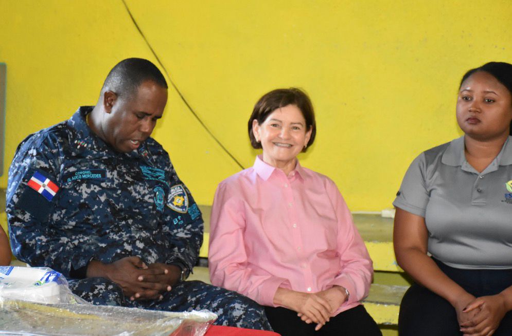 Gobernadora de Peravia comparte almuerzo navideño con privados de libertad en la cárcel de Baní Hombres - Noticias de hoy en República Dominicana | De Último Minuto