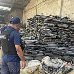 Autoridades ocupan armas, drogas y más de dos toneladas de cableado eléctrico en allanamientos en Santiago