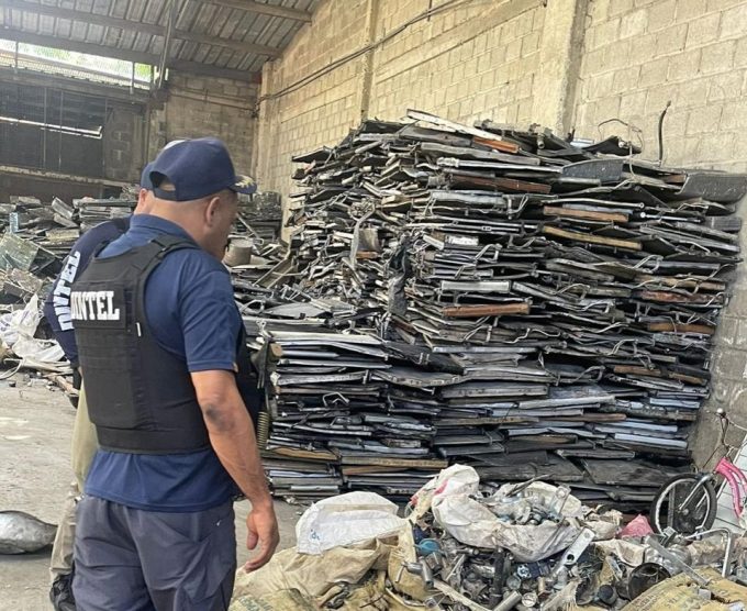 Autoridades ocupan armas, drogas y más de dos toneladas de cableado eléctrico en allanamientos en Santiago