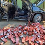 Ejército ocupa 59,600 cigarrillos ilícitos ocultos en una jeepeta en Mao