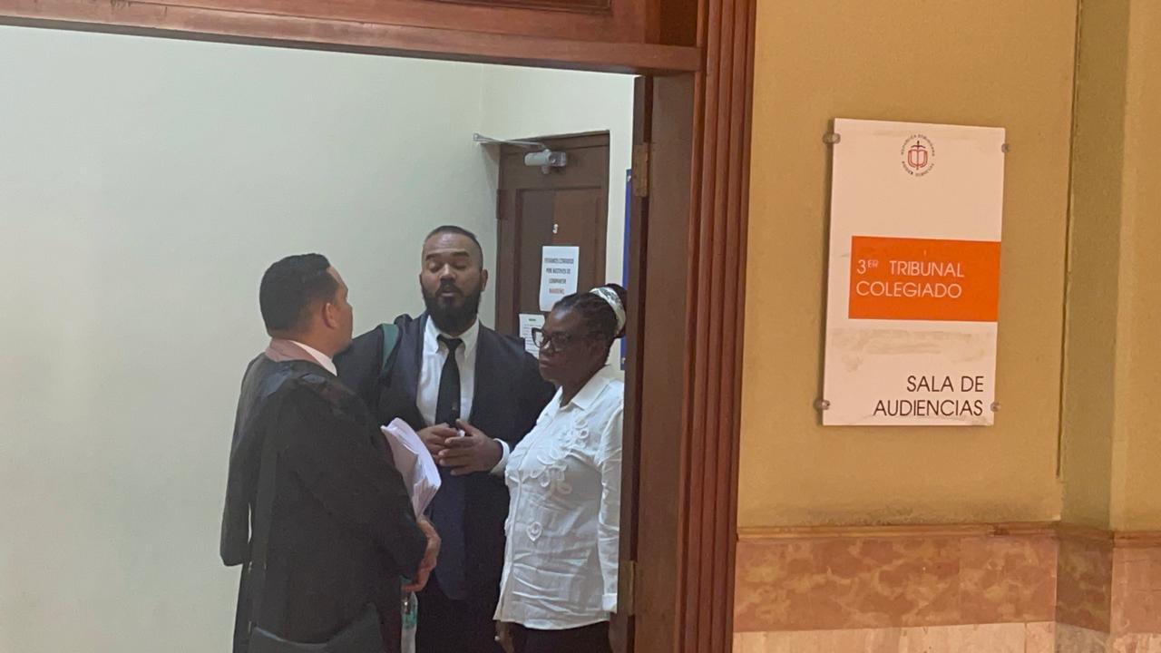 Madre de Stephora acude a audiencia acompañada de sus abogados