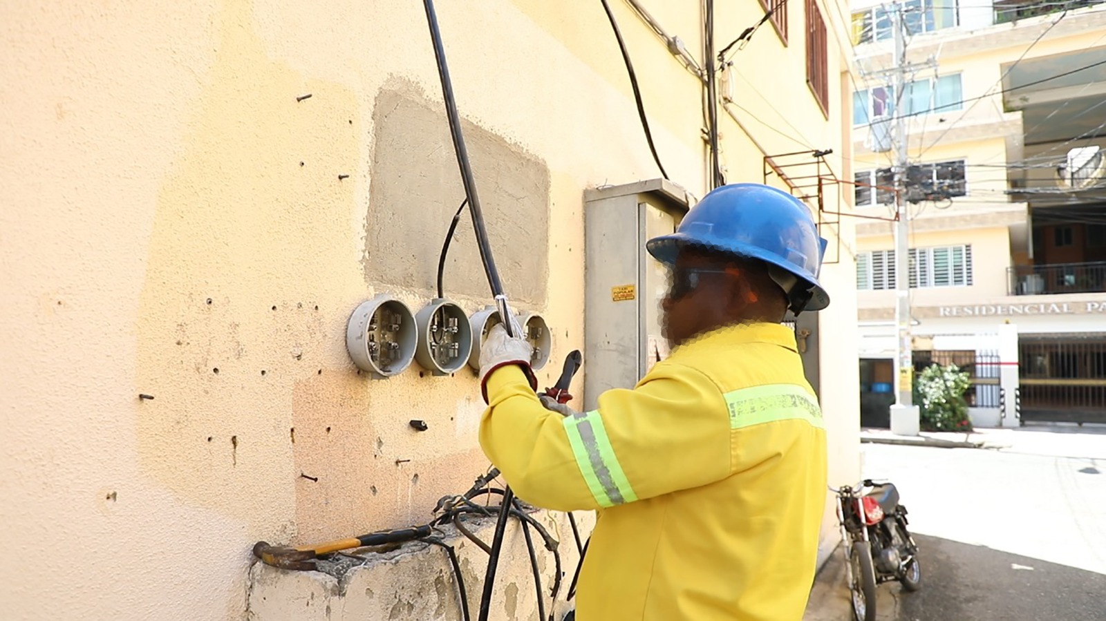 Edeeste llama a denunciar brigadas contratistas que cobren dinero para brindar servicio eléctrico