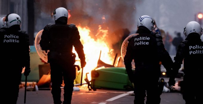 Cuatro agentes heridos y 13 detenidos tras las protestas de agricultores en Bruselas