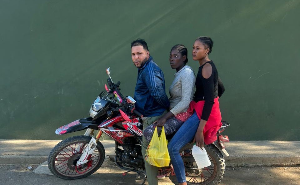 Apresan motociclista con arma de fuego ilegal y dos haitianas indocumentadas en Montecristi