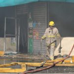 Bomberos entran en fase de remoción de escombros tras incendio en Ferretería San Miguel