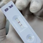 Alto costo de pruebas limita cifras reales de virus respiratorios en Santiago