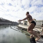 Roma da la bienvenida al 2026 con el tradicional salto al río Tíber