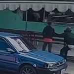 Cámara capta atraco a plena luz del día en conocida “Fritura de Agustín” en Pueblo Nuevo, Jarabacoa