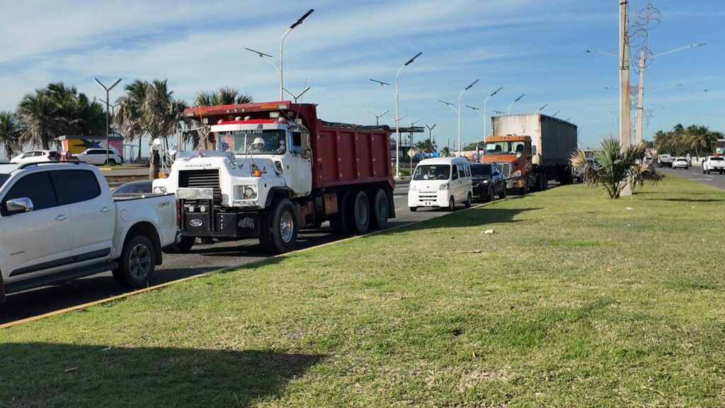 Denuncian tránsito temerario de vehículos pesados por el Malecón