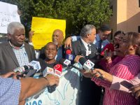 Residentes de Barrio Libertad protestan frente al Palacio Nacional por amenaza de desalojo