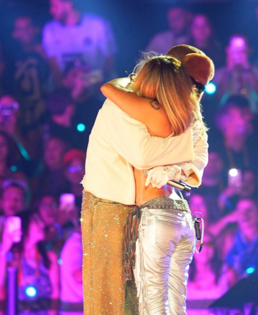 Karol G, la invitada sorpresa del tercer concierto de Bad Bunny en Medellín | 1 | Karol G, la invitada sorpresa del tercer concierto de Bad Bunny en Medellín - Noticias de hoy en República Dominicana | De Último Minuto