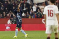 Borja Iglesias responde con ironía a insultos homófobos recibidos en Sevilla