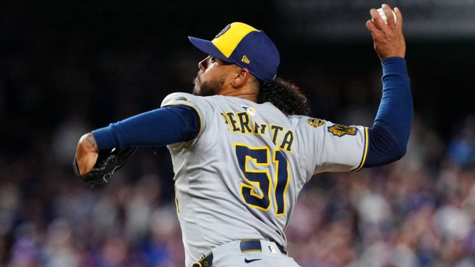 Mets adquieren a Freddy Peralta en cambio con los Cerveceros