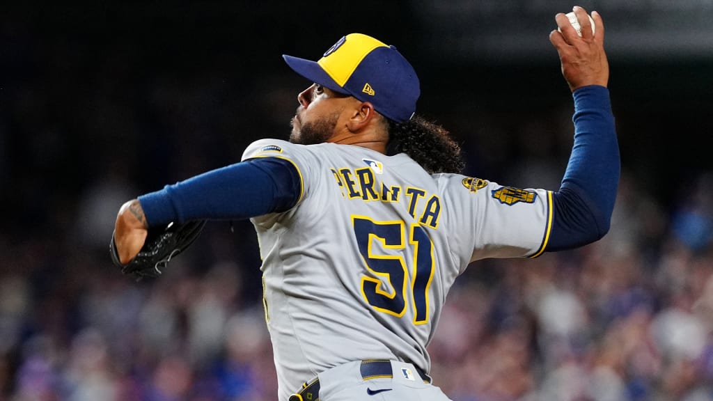 Mets adquieren a Freddy Peralta en cambio con los Cerveceros