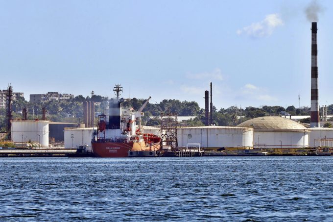 Arriba a Cuba petrolero con cerca de 86.000 barriles de combustible enviados por México