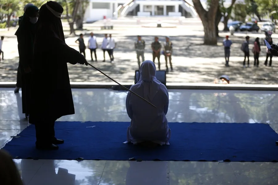 Indonesia castiga ahora con prisión el sexo extramarital y la difusión de noticias falsas