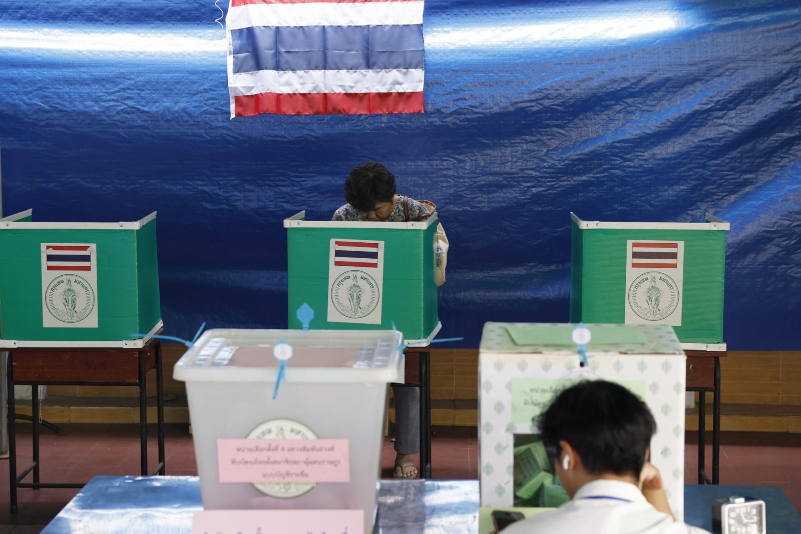 Cierran los colegios electorales en Tailandia en doble jornada de comicios y referéndum