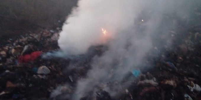 Humo del vertedero de San Luis mantiene en vilo a residentes por riesgos a la salud