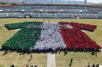 México logra récord Guinness de la camiseta de fútbol humana más grande del mundo