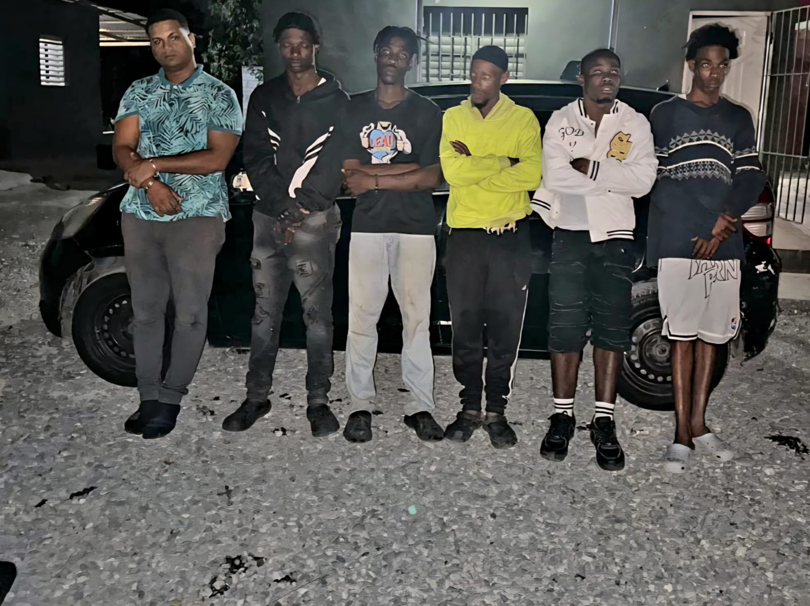 En Azua el Ejército intercepta conductor que transportaba haitianos indocumentados