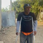 Motoconchista accidentado en Santiago Oeste clama por ayuda para sostener a su familia