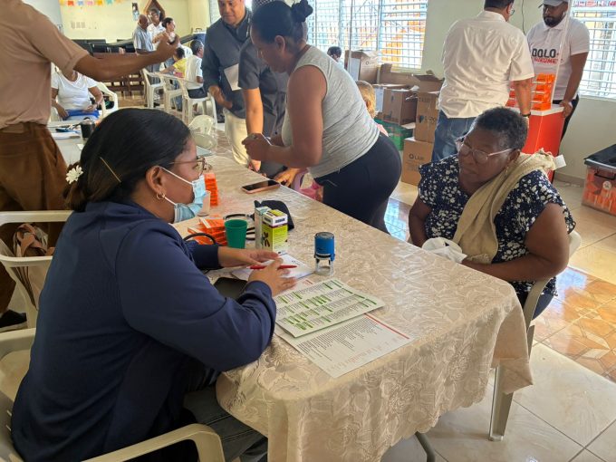 Envejecientes y niños reciben ayuda en operativo médico en La Agustina