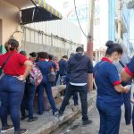 Empleados de Tiendas Garrido aguardan instrucciones mientras bomberos sofocan incendio en almacén