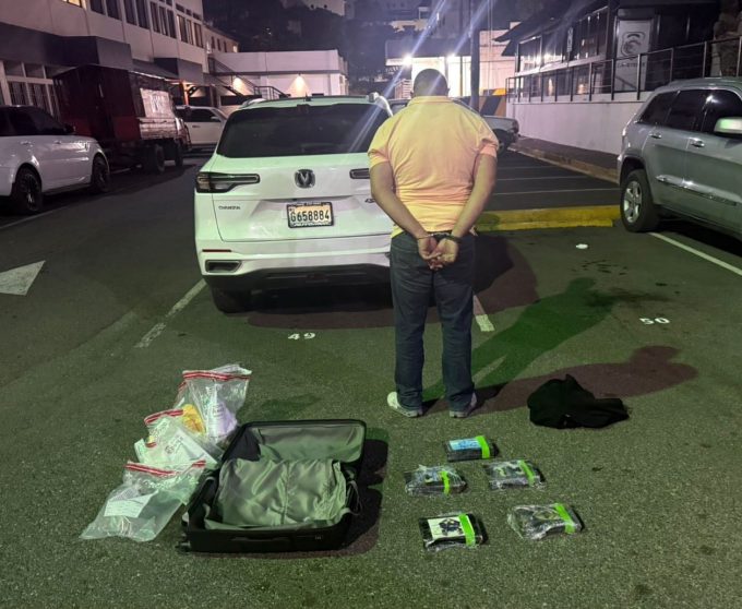 Interceptan hombre en Boca Chica con cinco paquetes de presunta cocaína y una pistola