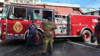 Bombero resulta lesionado durante labores para sofocar incendio en almacén de Tiendas Garrido
